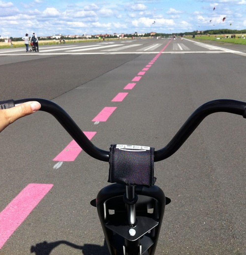 Berlin mit dem Fahrrad auf dem Tempelhofer Feld