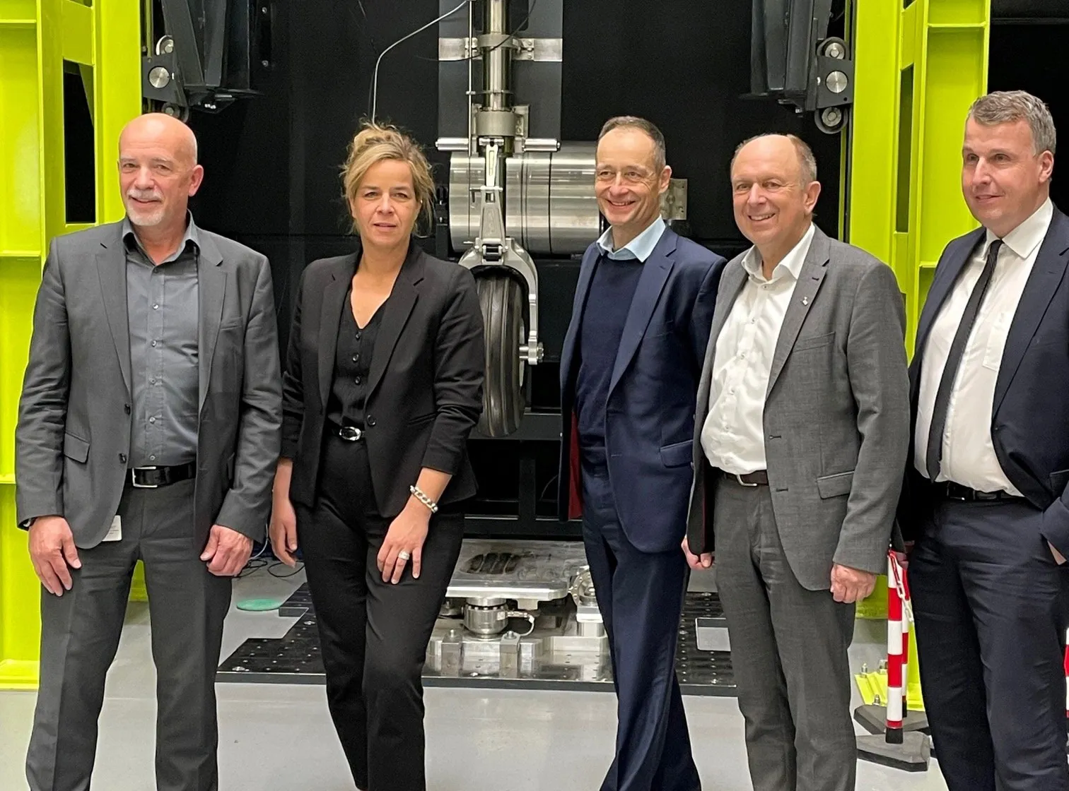 Robert Heggemann, Mona Neubaur -Stellvertretende Ministerpräsidentin des Landes Nordrhein-Westfalen, Dr. Stefan Berndes-BDLI, Christoph Rüther-Landrat des Kreises Paderborn, Dr. Harald Cremer-Geschäftsführer NRW AeroSpace