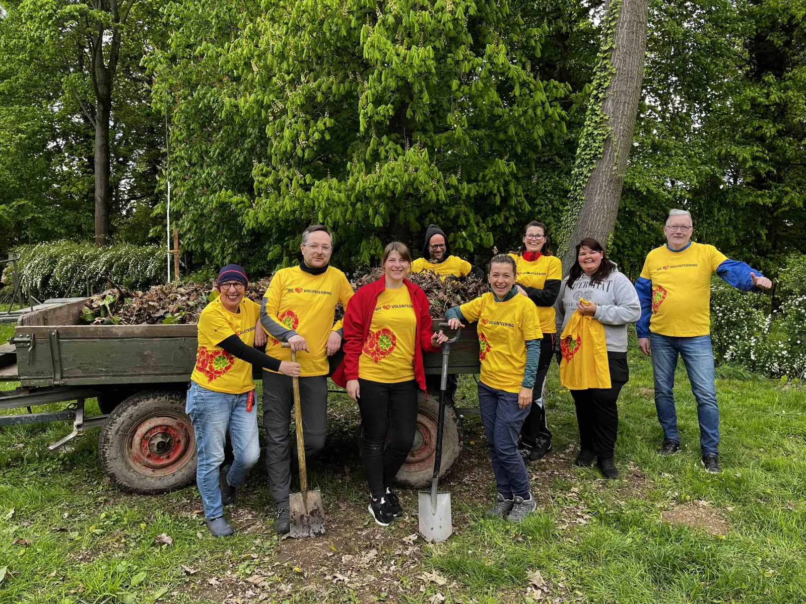 Bei unseren Global Volunteer Day Aktionen ist unser Team in seiner Freizeit unterwegs, um zum Beispiel Kitas zu renovieren, Kinderfeste zu organisieren, Essen bei der Tafel auszugeben oder Bäume zu pflanzen.